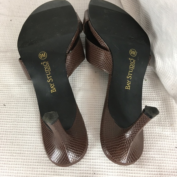 Bay Studio womens brown faux croc open toe sandals - Picture 5 of 7